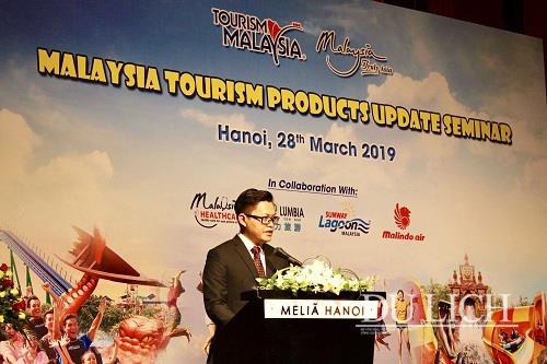 Ông Abdul Hadi Che Man - Giám đốc Cục Xúc tiến Du lịch Malaysia tại Việt Nam giới thiệu tại Hội thảo